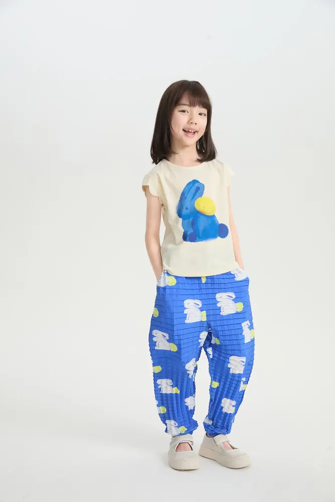 Model wearing pink Duang-Duang pleated pants