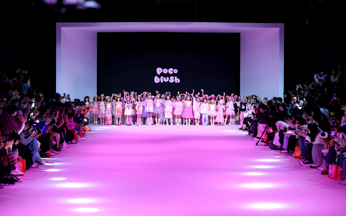 Poco Blush Finale der Shanghai Fashion Week Kidswear, Kinder winken auf einem rosa Laufsteg