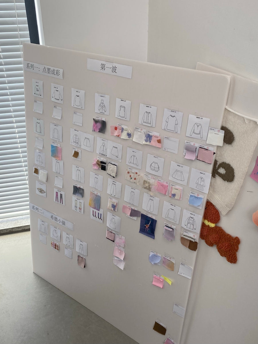 Planungstafel der AW26-Kollektion mit Skizzen und Stoffmustern