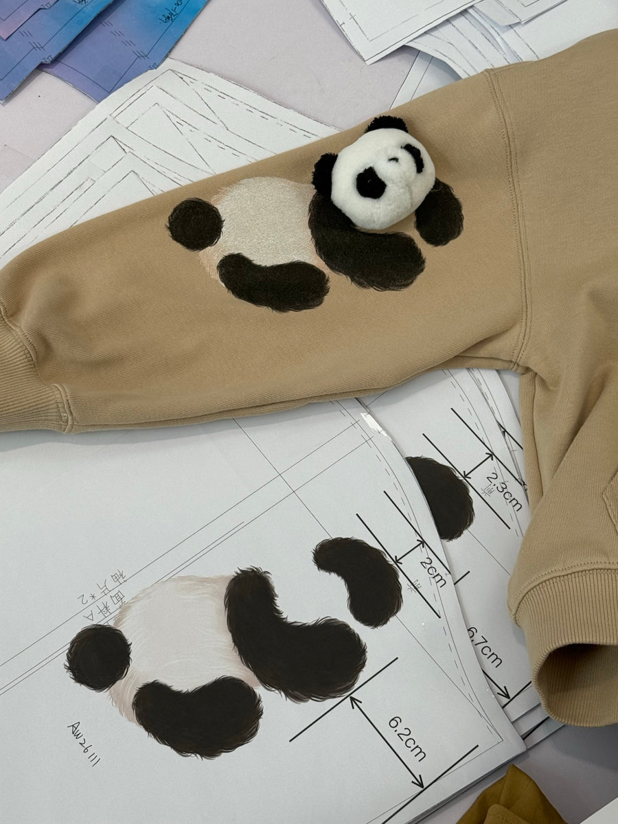 Handgezeichneter Panda auf einem Papierschnittmuster mit Maßangaben