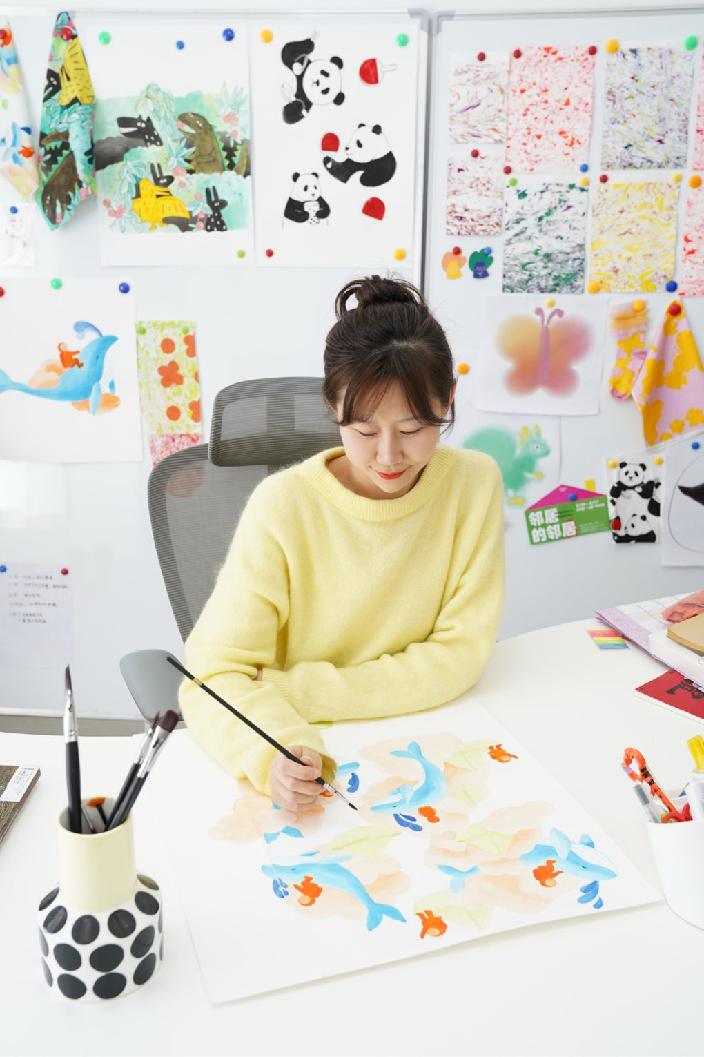 Liu Zheng, Mitgründerin und Chefdesignerin von Poco Blush, malt in ihrem Atelier einen Aquarell-Print