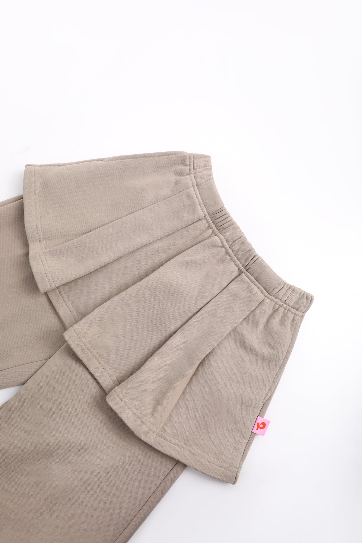 Set Ink-Wash cu pantaloni și fustă plisată — Maro deschis; detaliu de construcție și decor