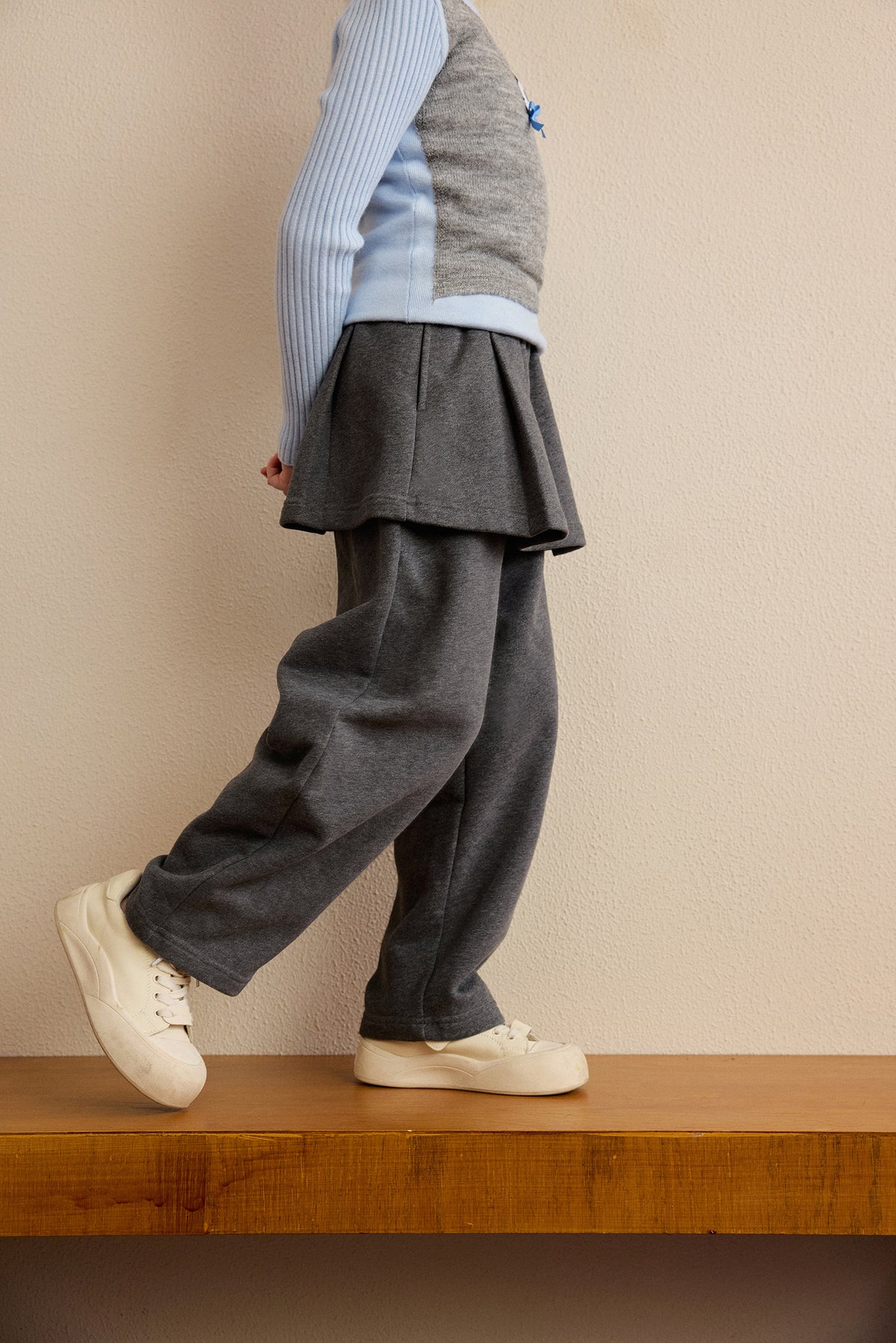 Set Ink-Wash cu pantaloni și fustă plisată — Gri melanj; setul asortat din două piese, purtat; accesoriile și celelalte articole din ținută nu sunt incluse