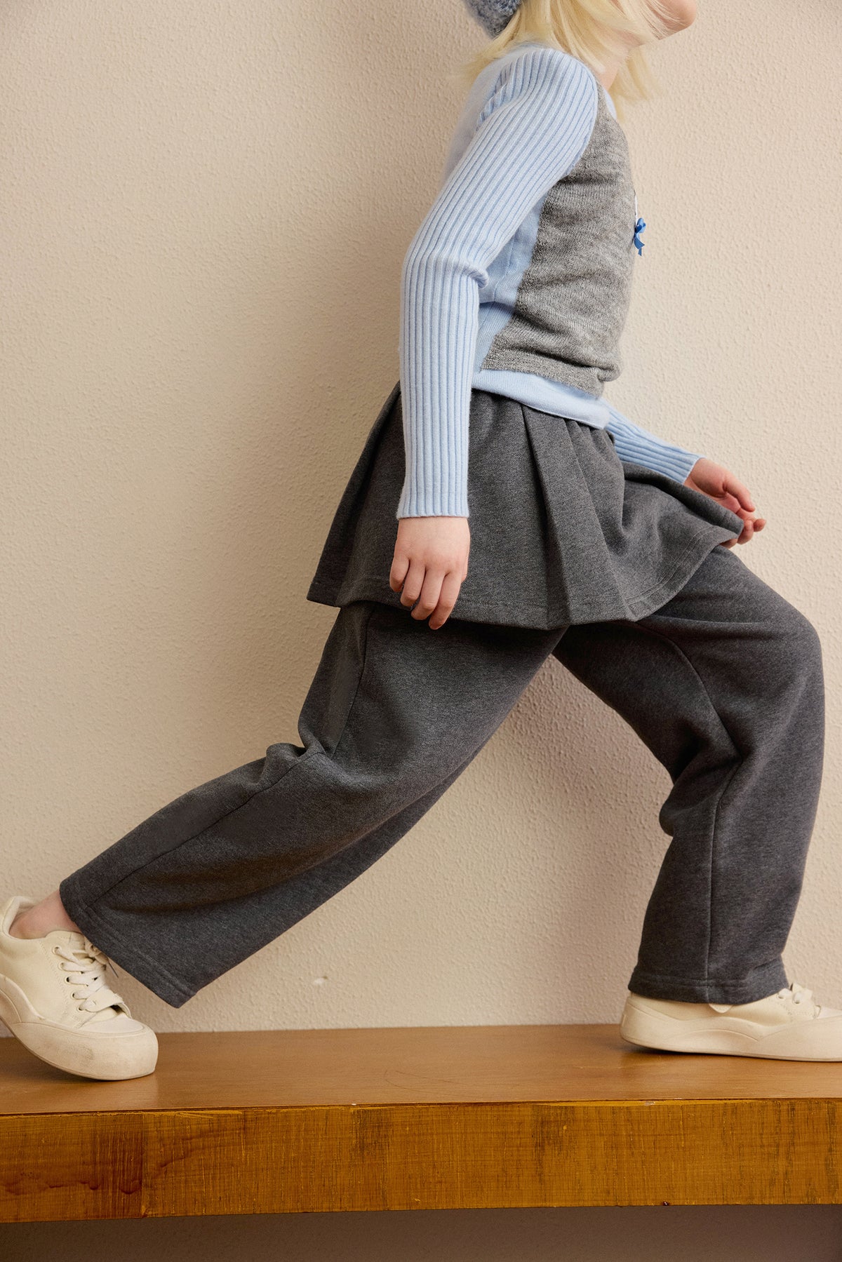 Set Ink-Wash cu pantaloni și fustă plisată — Gri melanj; setul asortat din două piese, purtat; accesoriile și celelalte articole din ținută nu sunt incluse