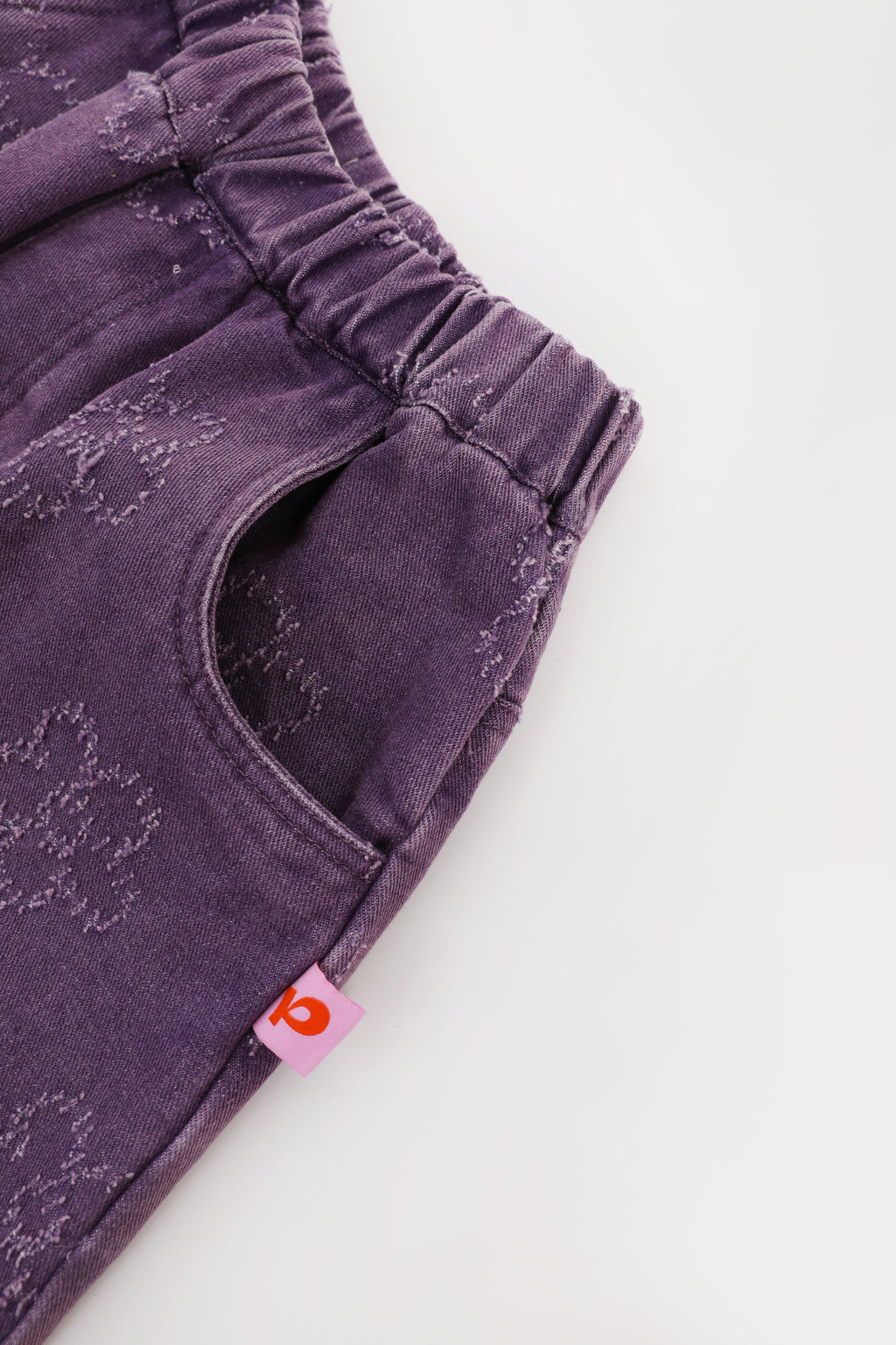 Pantalones vaqueros con flores Moon Rabbit — Morado glicina; detalle de confección y decoración