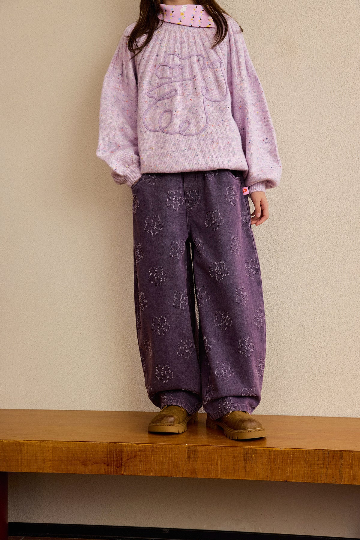 Pantalones vaqueros con flores Moon Rabbit — Morado glicina; vista con la prenda puesta; no se incluyen otras prendas ni accesorios de estilismo