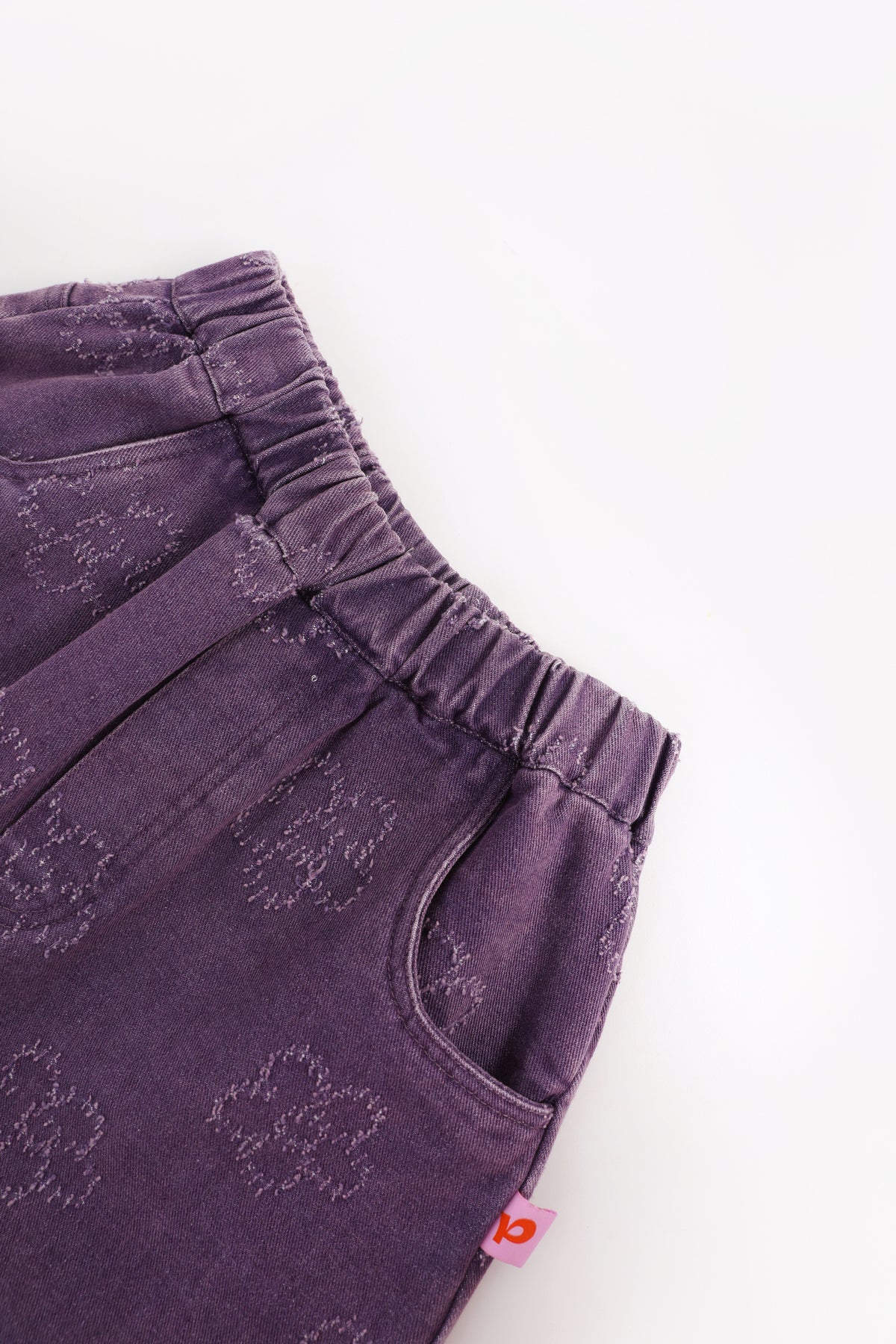 Pantalones vaqueros con flores Moon Rabbit — Morado glicina; detalle de confección y decoración