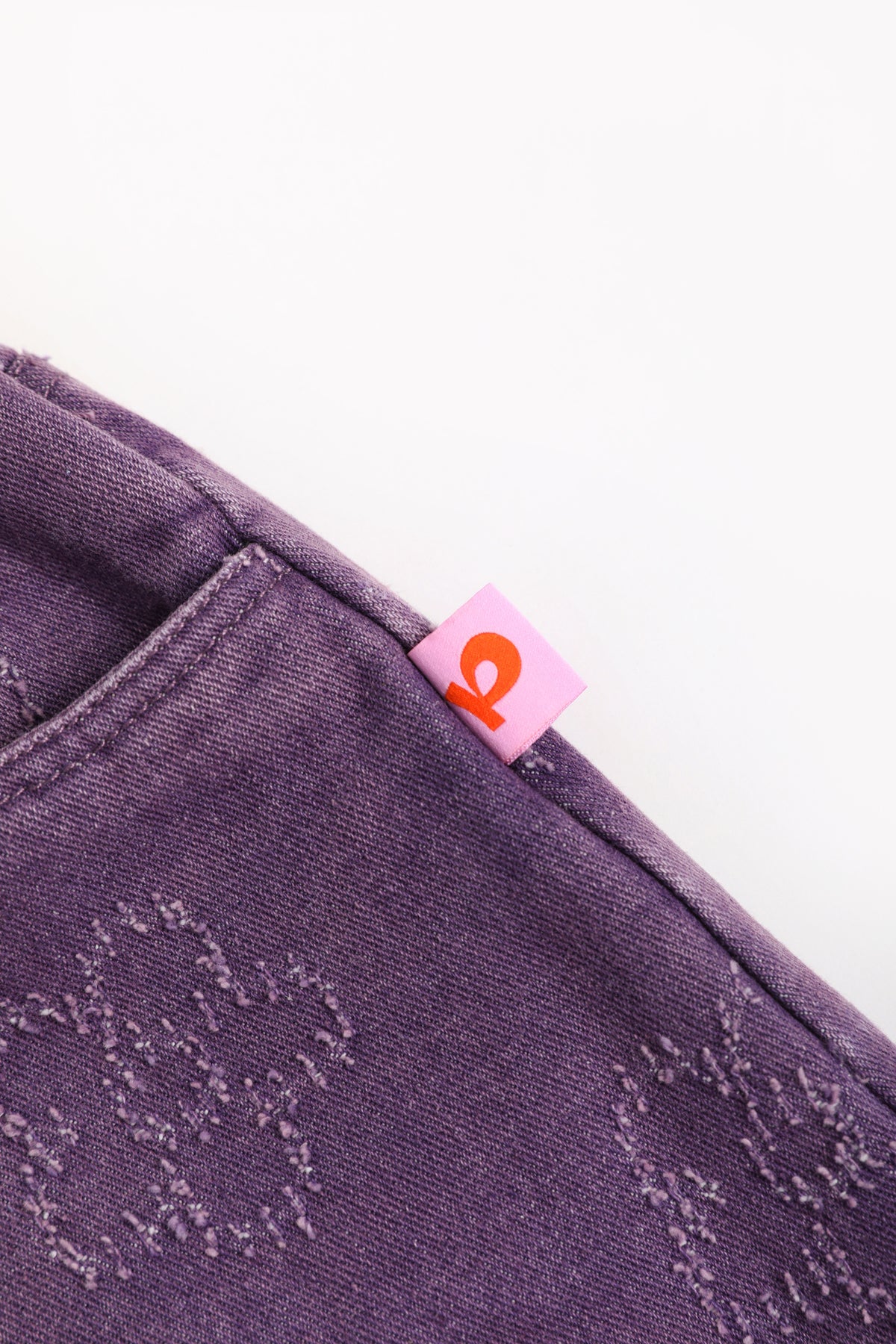 Pantalones vaqueros con flores Moon Rabbit — Morado glicina; detalle de confección y decoración