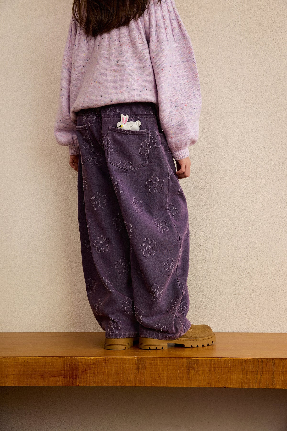Pantalones vaqueros con flores Moon Rabbit — Morado glicina; vista con la prenda puesta; no se incluyen otras prendas ni accesorios de estilismo