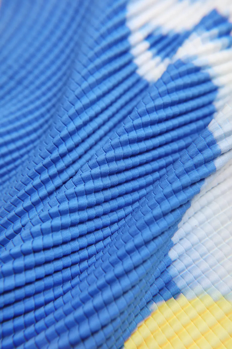 Real Duang-Duang tee lettuce-edge detail